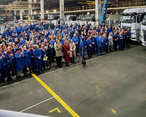 Праздник в заводском цехе: руководители «КАМАЗа» поздравили коллег с наступающим Новым годом