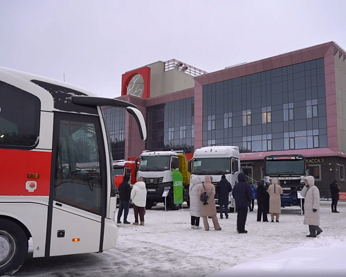 «КАМАЗ» подарил автобус театру «Мастеровые»