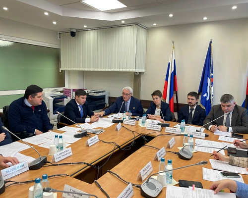 Грузовики КАМАЗ с ручным управлением и подъёмными механизмами презентованы на совещании в Госдуме РФ