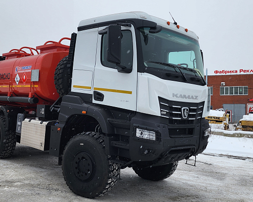 Линейку полноприводной спецтехники КАМАЗ К5 пополнили топливозаправщики