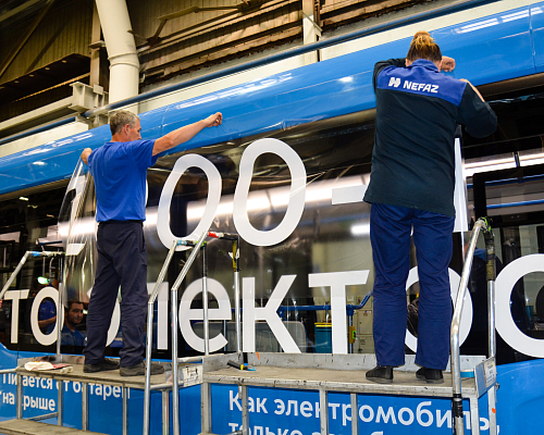 На «НЕФАЗе» отметили юбилей цеха сборки автобусов №23