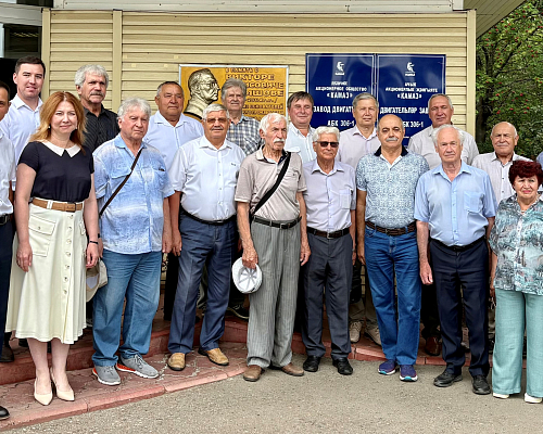 Дизелисты почтили память первого директора Завода двигателей Виктора Поташова